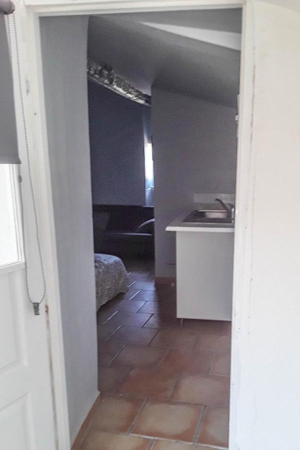 Studio Entre Cevennes Et Camargue Montfrin Exteriör bild